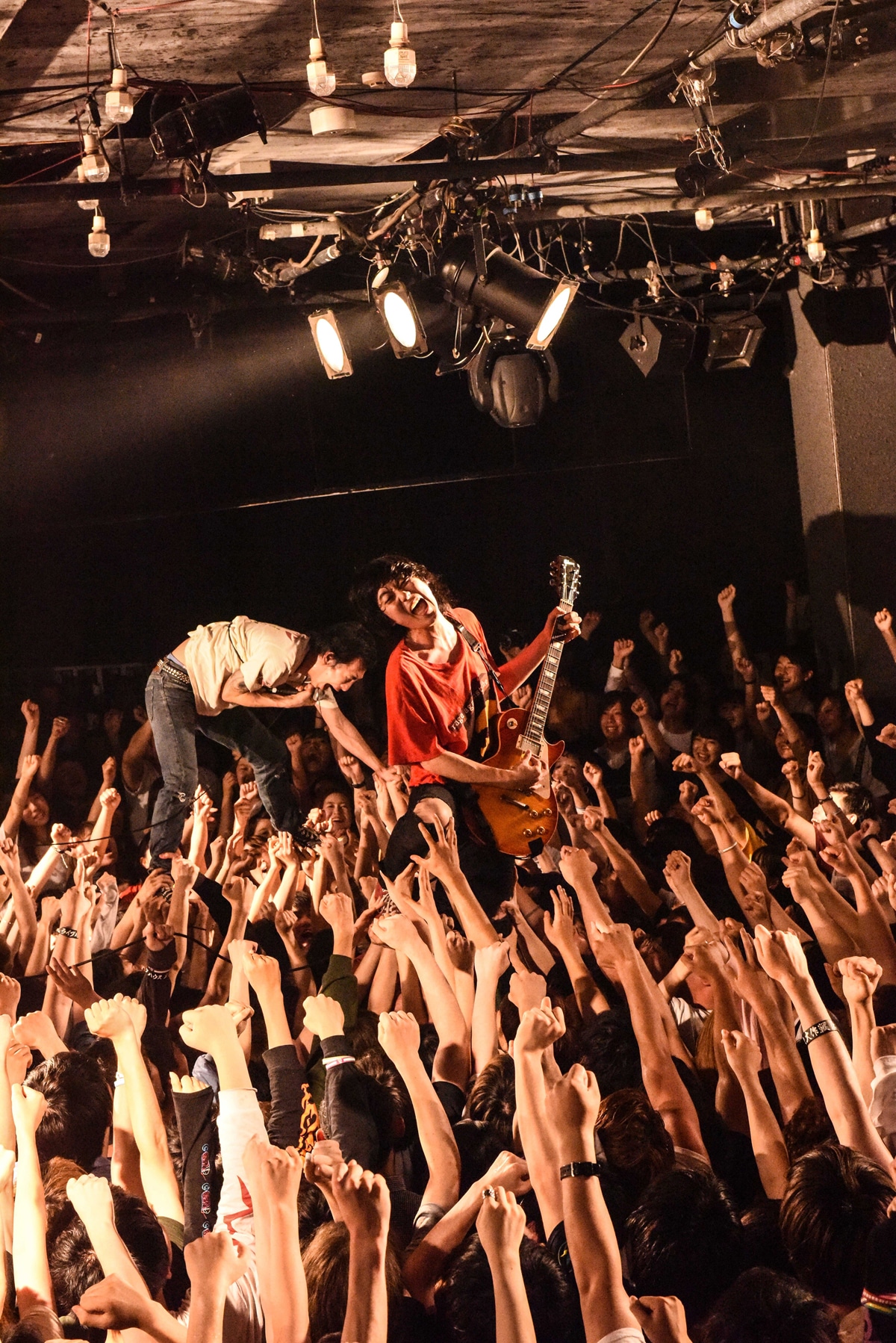 左から橋本学（Vo）、関大地（G, Cho）。（Photo by Masanori Fujikawa）