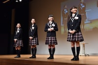 左から戸高美湖、八木美樹、白鳥沙南、藤平華乃。