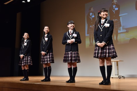 左から戸高美湖、八木美樹、白鳥沙南、藤平華乃。