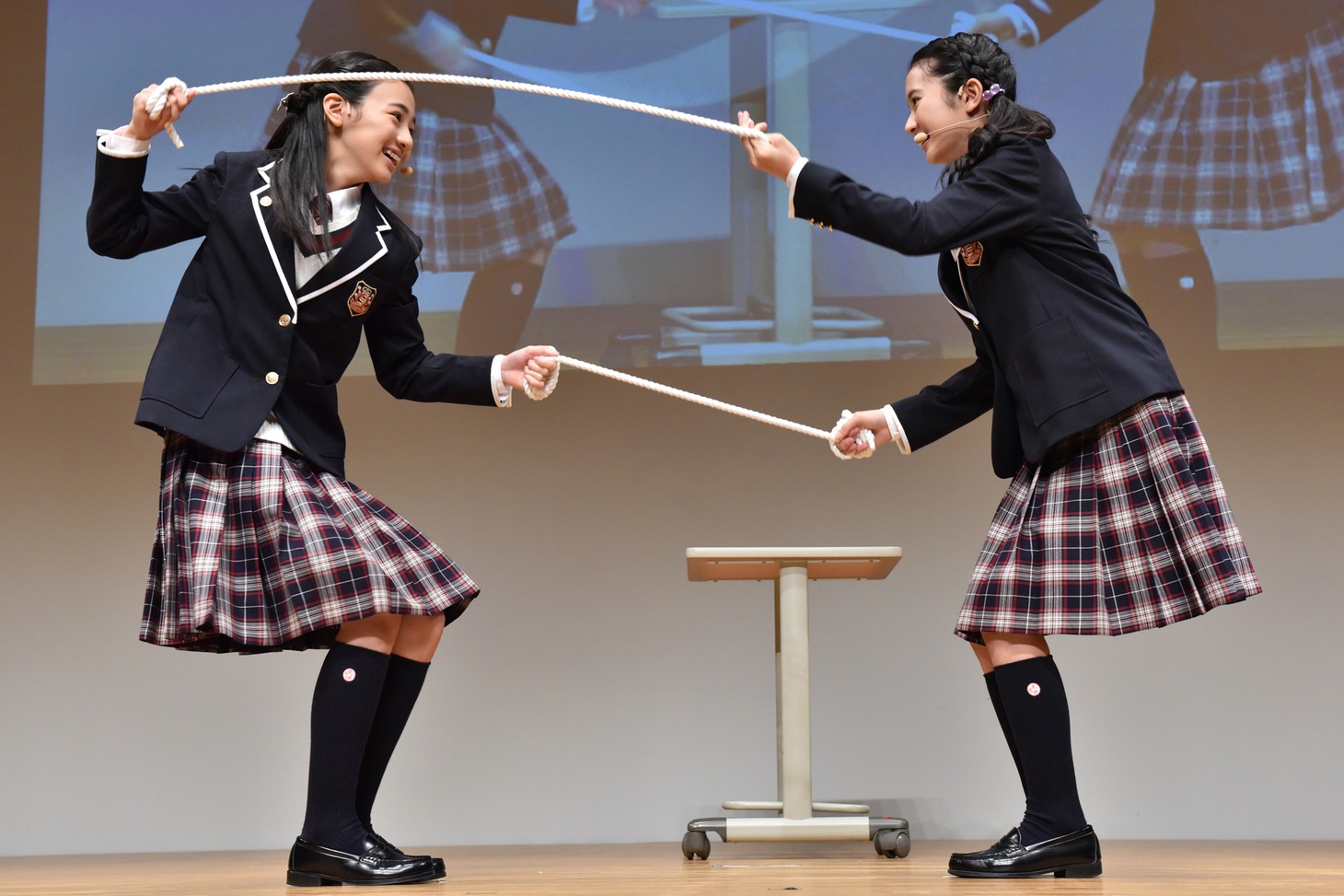 ロープ相撲で対戦する八木美樹と戸高美湖。