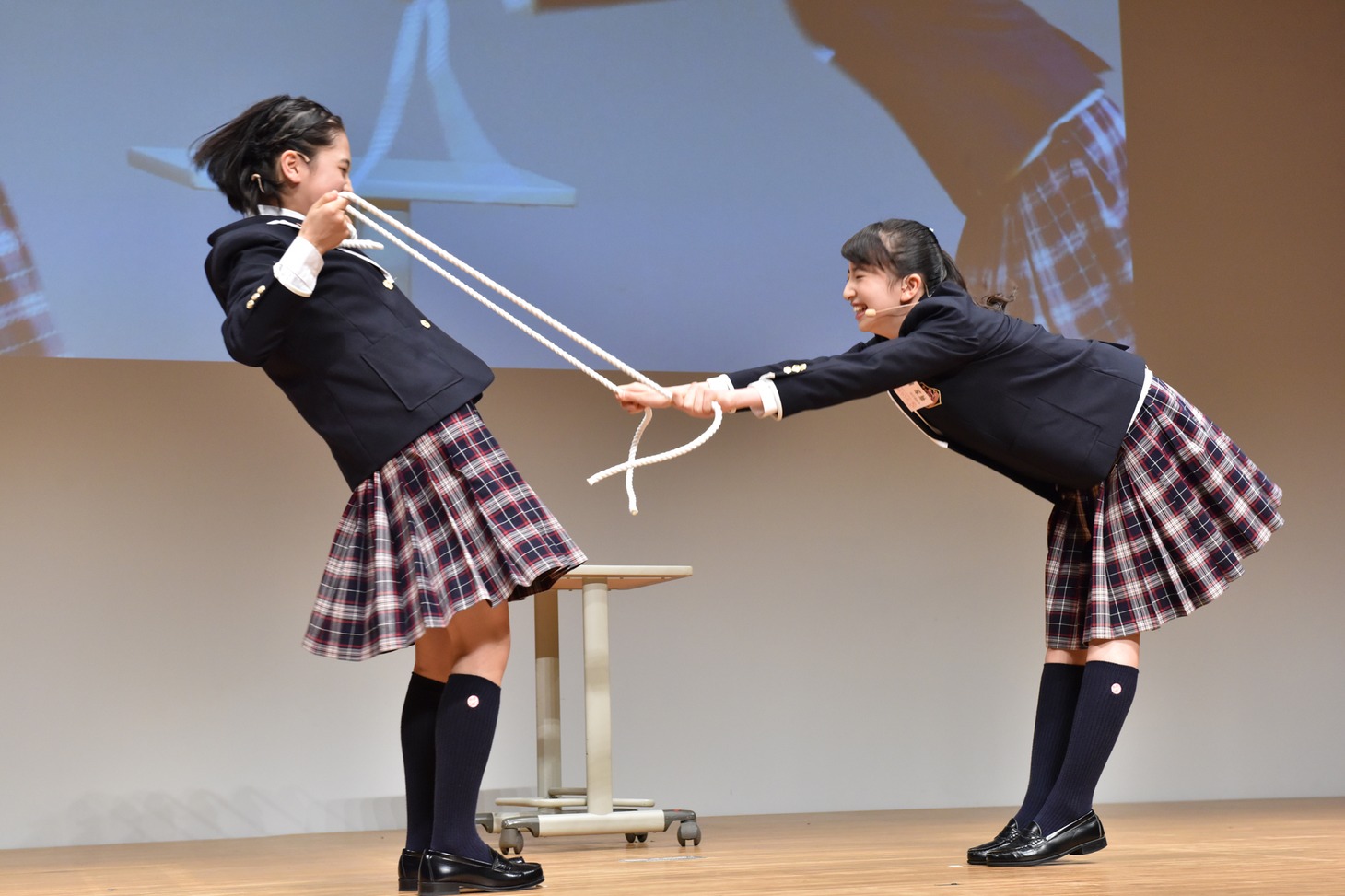 ロープ相撲で対戦する野中ここなと有友緒心。