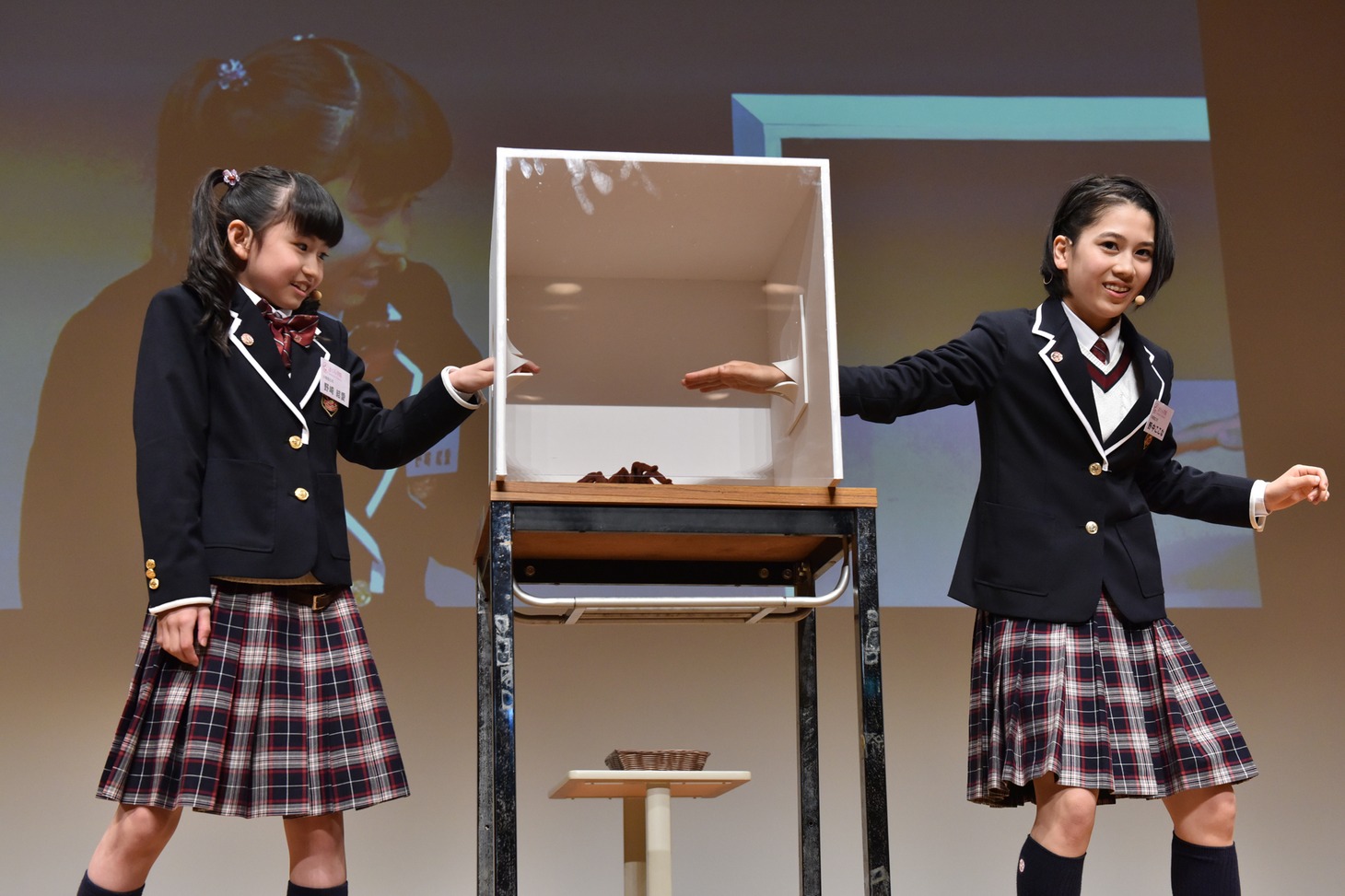 罰ゲームに挑戦する野崎結愛と野中ここな。