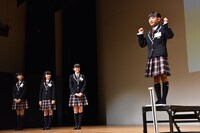 立位体前屈に挑戦する木村咲愛（右）とそれを見守る田中美空、森萌々穂、吉田爽葉香。