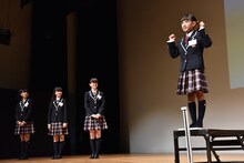 立位体前屈に挑戦する木村咲愛（右）とそれを見守る田中美空、森萌々穂、吉田爽葉香。