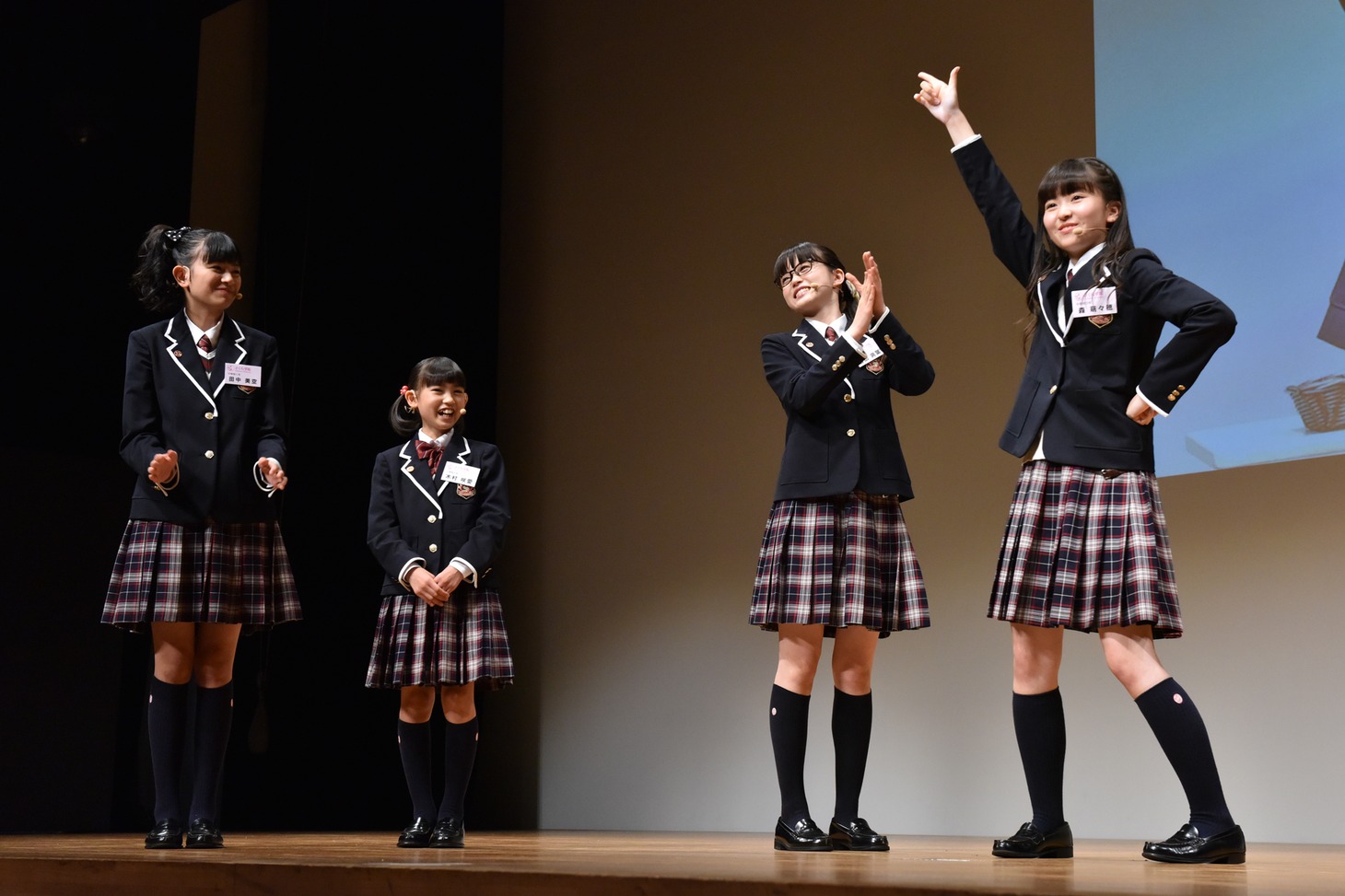 左から田中美空、木村咲愛、吉田爽葉香、連続ビリ記録を更新した森萌々穂。