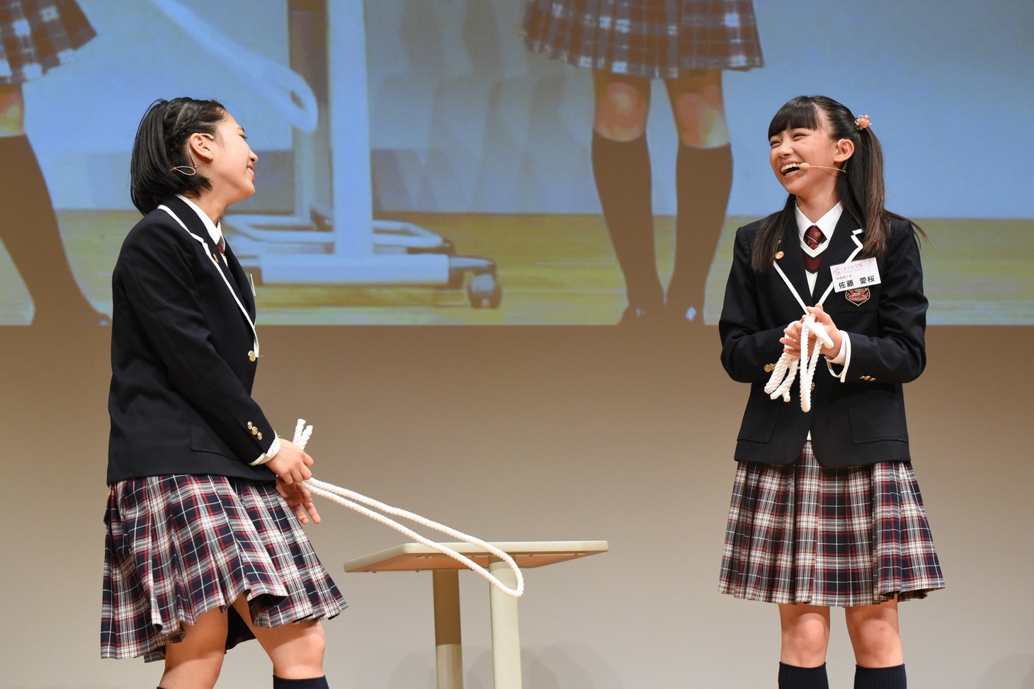 左から野中ここな、佐藤愛桜。