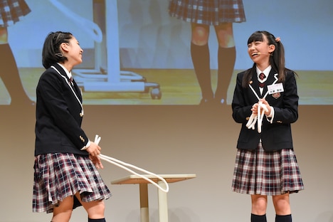 左から野中ここな、佐藤愛桜。