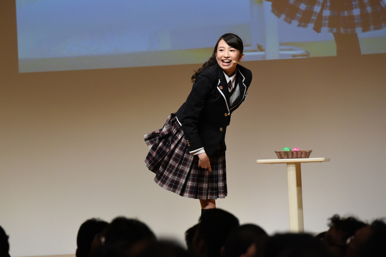 客席にボールを投げ入れる有友緒心。