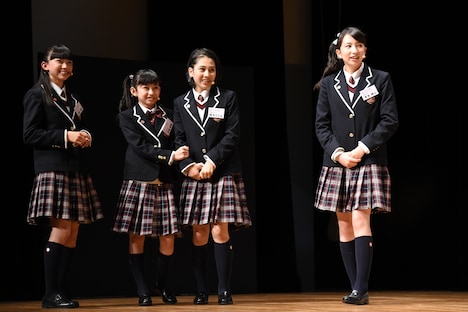 左から佐藤愛桜、野崎結愛、野中ここな、有友緒心。