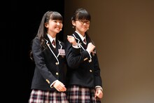 森萌々穂（左）に道連れにされる吉田爽葉香（右）。