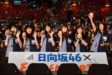 左から丹生明里、河田陽菜、小坂菜緒、加藤史帆、齊藤京子、佐々木久美。
