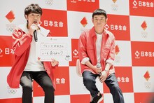 ファンへの思いを綴ったフリップを掲げる北川悠仁（左）と岩沢厚治（右）。