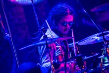 庄村聡泰（Dr）（撮影：ハタサトシ）