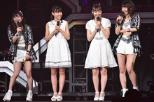 Juice=Juiceに新メンバーとして加入する松永里愛（左から2番目）と工藤由愛（右から2番目）。