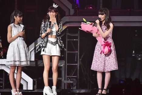 宮崎由加（中央）の卒業を祝福しに駆け付けた道重さゆみ（右）。