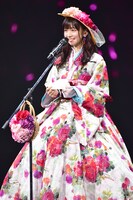 手紙を読み上げる宮崎由加。