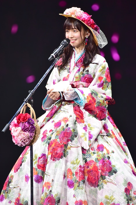 手紙を読み上げる宮崎由加。