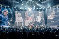 サザンオールスターズ「“キミは見てくれが悪いんだから、アホ丸出しでマイクを握ってろ!!”だと!? ふざけるな!!」東京・東京ドーム公演の様子。（撮影：西槇太一）