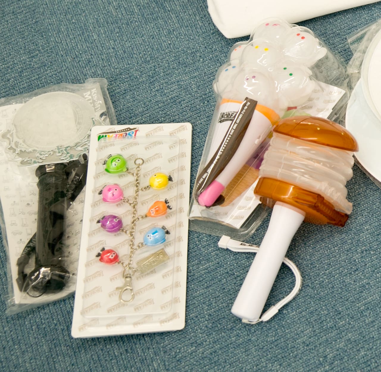 ペンライトも必ず購入する。