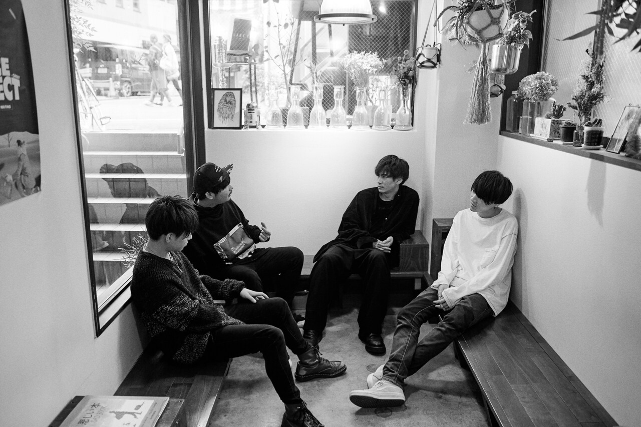 「バンドはギターがすべてじゃない」HOWL BE QUIETとWEAVERがツーマン開催