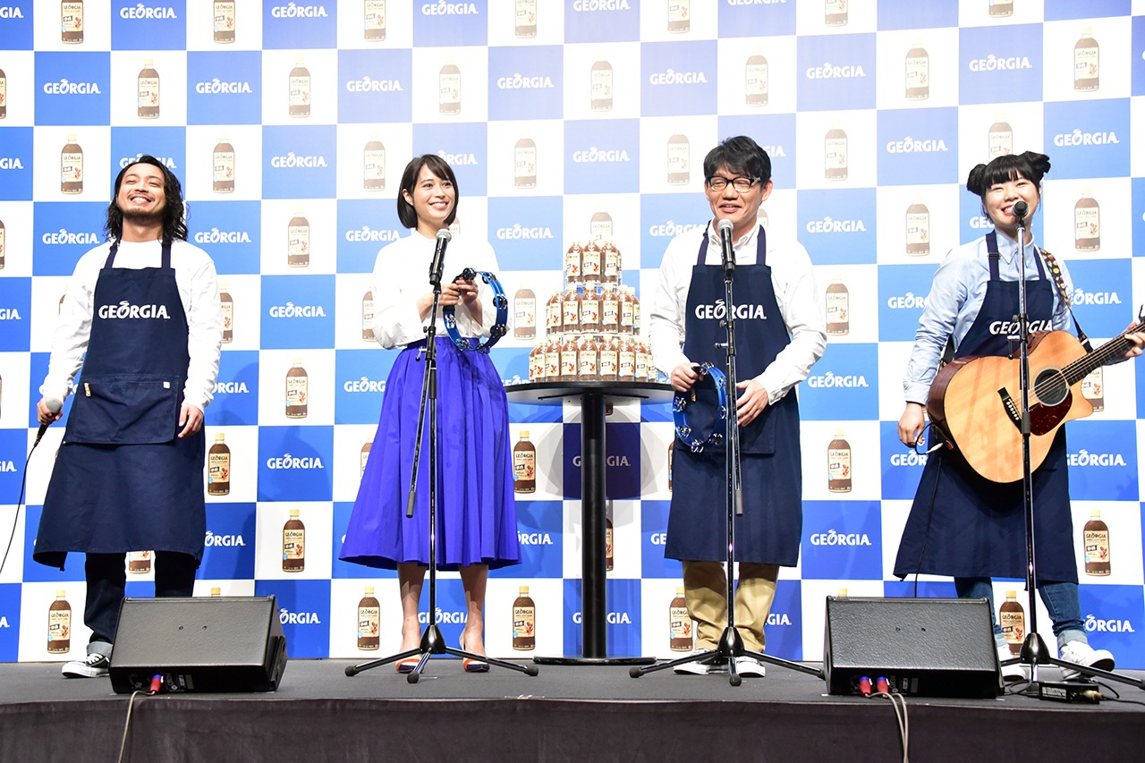 オリジナルソング「えらいねー！」を披露するR-指定（Creepy Nuts）、広瀬アリス、飯尾和樹（ずん）、眉村ちあき。