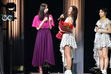 和田彩花（中央）の卒業を祝福しに駆け付けた矢島舞美（左）。