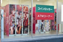 ザ・コインロッカーズのコラボラッピングが施された東京・下北沢のコインロッカー。