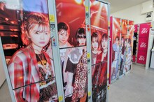 ザ・コインロッカーズのコラボラッピングが施された東京・下北沢のコインロッカー。