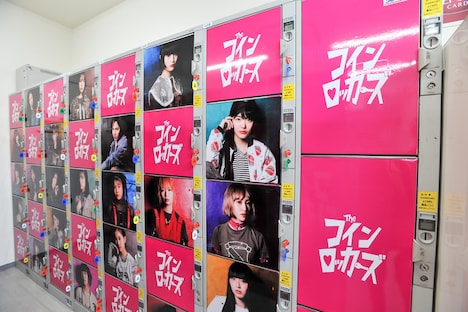 ザ・コインロッカーズのコラボラッピングが施された東京・下北沢のコインロッカー。