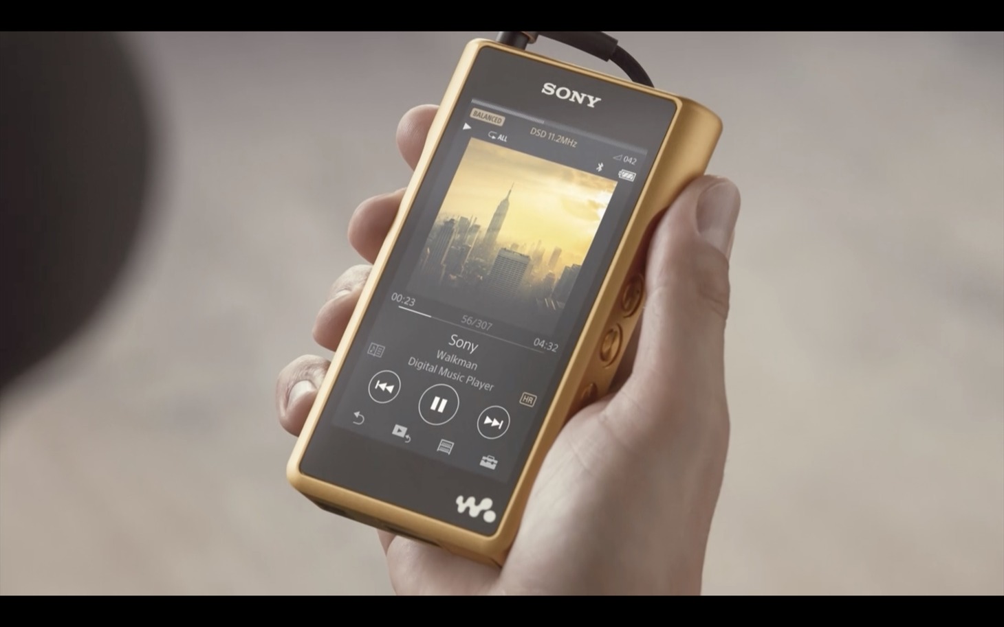 「Red Bull presents Playing It Old School」のワンシーン。