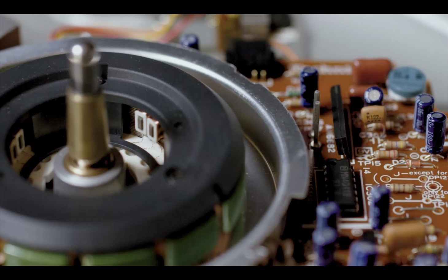 「Red Bull presents Playing It Old School」のワンシーン。