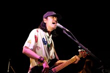 Curly Giraffe（Vo, B）（撮影：前原猛）