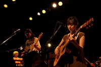 左からCurly Giraffe、藤原さくら。（撮影：前原猛）