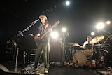 左からCurly Giraffe(Vo, B)、恒岡章(Dr)。(撮影:前原猛)