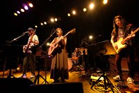 藤原さくらを迎えてパフォーマンスするCurly Giraffeとバンドメンバー。（撮影：前原猛）