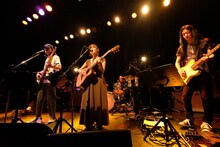 藤原さくらを迎えてパフォーマンスするCurly Giraffeとバンドメンバー。（撮影：前原猛）