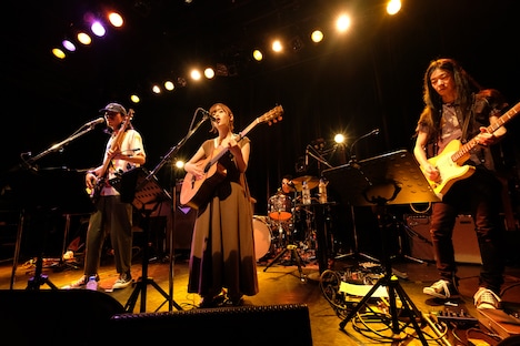 藤原さくらを迎えてパフォーマンスするCurly Giraffeとバンドメンバー。（撮影：前原猛）