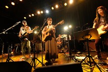 左からCurly Giraffe（Vo, B）、藤原さくら、恒岡章（Dr）、名越由貴夫（G）。（撮影：前原猛）