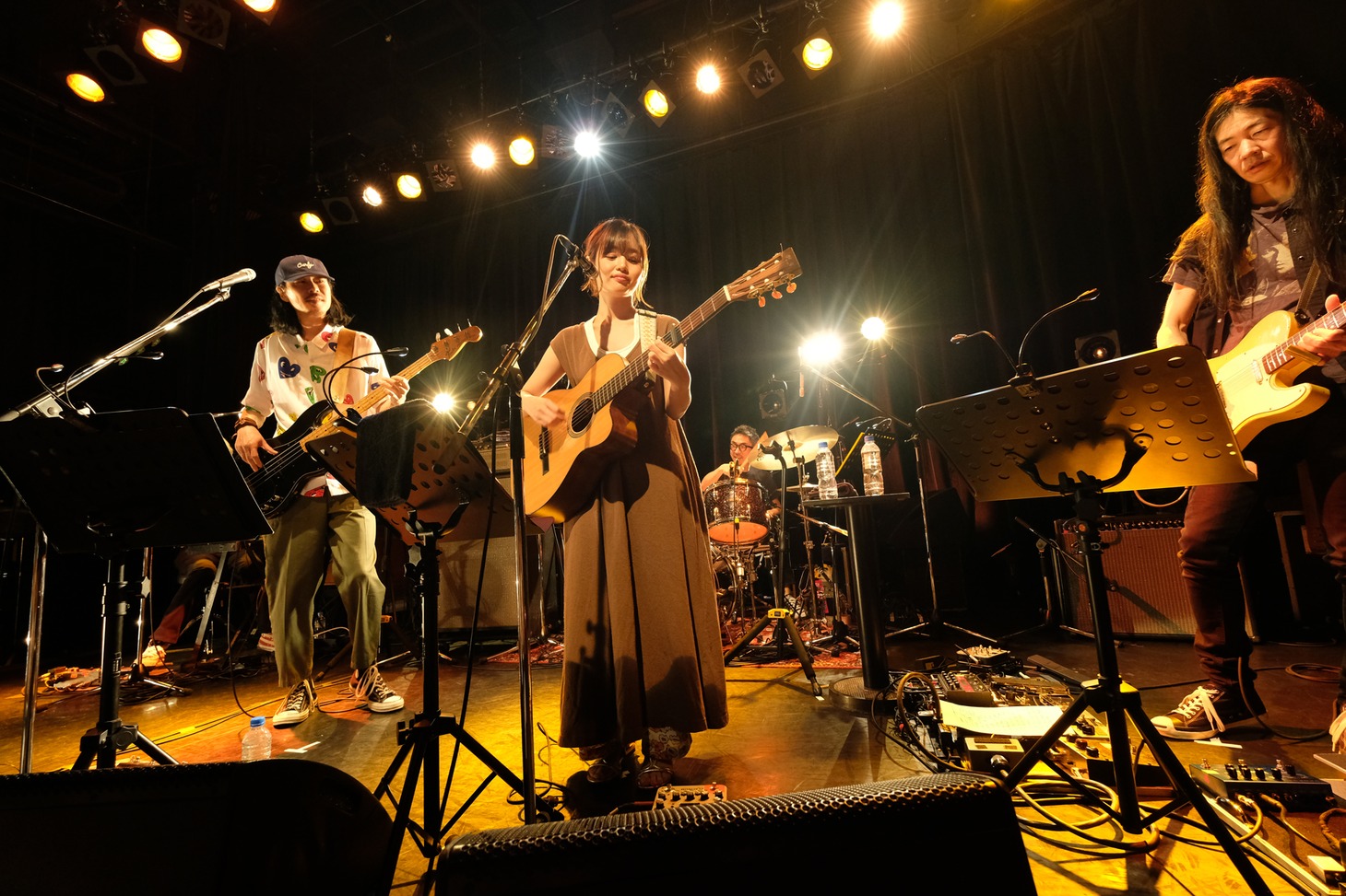 左からCurly Giraffe（Vo, B）、藤原さくら、恒岡章（Dr）、名越由貴夫（G）。（撮影：前原猛）