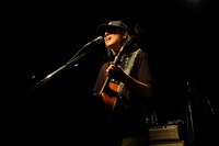 ダブルアンコールに応えて弾き語りを披露するCurly Giraffe。（撮影：前原猛）