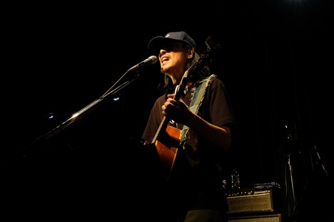 ダブルアンコールに応えて弾き語りを披露するCurly Giraffe。（撮影：前原猛）