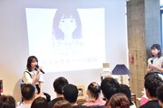 高山一実のトークイベントの様子。