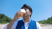 「オールフリー」新CM「ノンアル維新！夏だ、自由だ。」編のワンシーン。