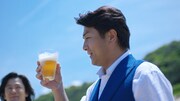 「オールフリー」新CM「ノンアル維新！夏だ、自由だ。」編のワンシーン。
