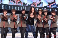 マーティ・フリードマン（中央）が決めたポーズで記念撮影する風男塾。