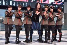 マーティ・フリードマン（中央）と風男塾。