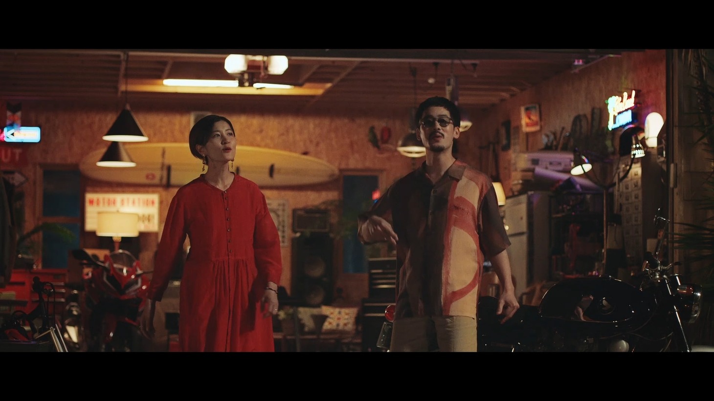 HondaGO×TENDRE feat.YeYe「ANYWAY」ミュージックビデオより。左からYeYe、TENDRE。
