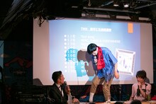 小室哲哉のサスティンペダルの踏み方を立ち上がって実演するミト。