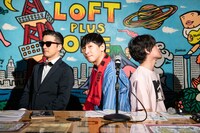 アルバム「DRESS」のジャケット表面を再現して記念撮影を行う3人。