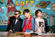 アルバム「DRESS」のジャケット裏面を再現して記念撮影を行う3人。